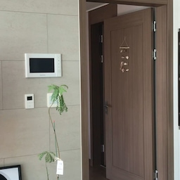 🤍 Simple Room Tour
저희집을 소개합니다 !
화이트와 아이보리톤을 베이스로 깔끔하게 꾸민 우리집이에요.
심플한 공간에 스트라이프 패브릭과 작은 소품들로 은은하게 포인트를 더해봤어요.
매일 지내는 공간인 만큼 과하지 않게,
오래 봐도 질리지 않는 집을 만들어가는 중이에요 🏠🤍
#오늘의집 #오늘의집온라인집들이 #온라인집들이 #집들이 #집꾸미기 #집꾸미기영상 #홈스타일링 #홈인테리어 #인테리어 #신혼집꾸미기 #신혼집인테리어 #화이트인테리어 #화이트톤인테리어 #아이보리인테리어 #미니멀인테리어 #심플인테리어 #깔끔한집 #예쁜집 #감성인테리어 #침실인테리어 #침실꾸미기 #룸투어 #집투어 #홈투어 #roomtour #hometour #interior #homedecor #FTC27기