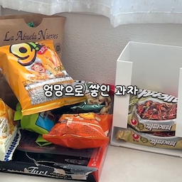 과자랑 영양제들을 정리해
공간을 효율적으로 사용하고 싶어졌어요
철제 서랍장은 이쁘지만 가격이 부담이고
또 높이가 낮거나
내용물을 확인하기 불편한 디자인은
사용하기 불편할 것 같아서 열심히 손품팔아 찾아낸
✨무인양품 서랍식 정리함✨
가격도 좋고 화이트 컬러의 디자인이
어디에 둬도 깔끔해보이더라고요😊
서랍식 디자인이라 내용물을 한눈에 볼 수 있어요
무인양품 정리함으로 깔끔한 우리집 만들어볼까요?💛 
#약정리함 #펜트리정리함 #철제바스켓 #무인양품 #우리집잘산템 