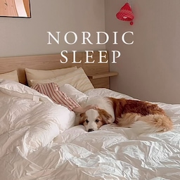 요즘 침실에 들어오면 그냥 바로 눕고 싶어요 💤🤍
이번에 노르딕슬립 사계절이불을 사용해봤는데
폭닥하고 포근한 느낌이 좋아서
요즘 밤마다 이불 속으로 쏙 들어가는 중𓂃 ࣪˖
사계절 내내 포근하게 덮을 수 있고
커버 없이도 깔끔하게 사용할 수 있어서
침실 분위기에 맞춰 그대로 사용하기도 좋더라구요
또 다양한 컬러와 소재의 커버가 따로 판매되고 있어서
취향에 따라 커버를 바꿔가며 스타일링할 수도 있어요 🛏️
부드러운 촉감에 내구성까지 챙기고
비건 소재와 OEKO-TEX® 인증까지 갖춘 이불이라
매일 덮는 침구로 더 마음에 들었던 노르딕슬립 🤍
망고랑 같이 폭닥하게 누워있으니
진짜 침대에서 나오기 싫어지는 요즘… 🐶
오늘도 포근하게 잘 자야지 𓂃 ࣪˖
#협찬 ㅣ @nordicsleep_korea 
#노르딕슬립 #노르딕슬립이불 #콘수프기록집 #오늘의집 #오늘의집ftc #오늘의집ftc27기 #이불추천 #호텔침구 #침구추천 #호텔이불 #신혼인테리어 #안방인테리어 #침실인테리어 #미니멀인테리어