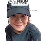 설거지 알바를 하며
엄마를 생각 했다.

설거지 아르바이트를 하면서
엄마 생각이 참 많이 났습니다.

50대가 된 지금,
제가 설거지 아르바이트를 하게 될 줄은
예전엔 정말 몰랐어요^^;

1년 동안 실습과 공부를 해야 하는
새로운 일을 시작하면서

고정적인 수입 없이 버티는 게
쉽지 않을 것 같아

주중에는 실습과 학원,
주말에는 설거지 아르바이트를 하기로 했어요.

벌써 네 번째 출근.
안 쓰던 근육을 종일 쓰다 보니

출근 전후로 스트레칭도 하고
쉬는 시간에도 틈틈이 몸을 풀어줍니다.

그런데 설거지를 하다 보니
문득 엄마 생각이 났어요.

우리들을 두고
식당에서 먹고 자며 돈을 모으셨던 엄마.

그 고된 삶을
이제야 조금 알 것 같습니다.

내가 우리 엄마 덕분에
참 곱게 살아왔었구나.

엄마, 고마워요.
그리고 사랑해요.

이 말을
더 자주 해야겠다는
다짐을 해봅니다^^

오늘도 새로운 일을 배우며
조금씩 나아가 봅니다.



설거지 알바가 부끄러운 일이 아니라는 걸
저는 이제야 알았어요^^;

오히려 우리 엄마가
참 존경스럽기까지 했습니다.

여러분도 일을 하면서
부모님을 새롭게 이해하게 된 순간이 있으셨나요?
.
.
.
#설거지알바
#50대일상
#50대직업
#중년의삶
#새로운시작
#개미도시
#개미도시라이프
#인생살이
#콘스프필름
#콘스프기록
#오늘의우리집


