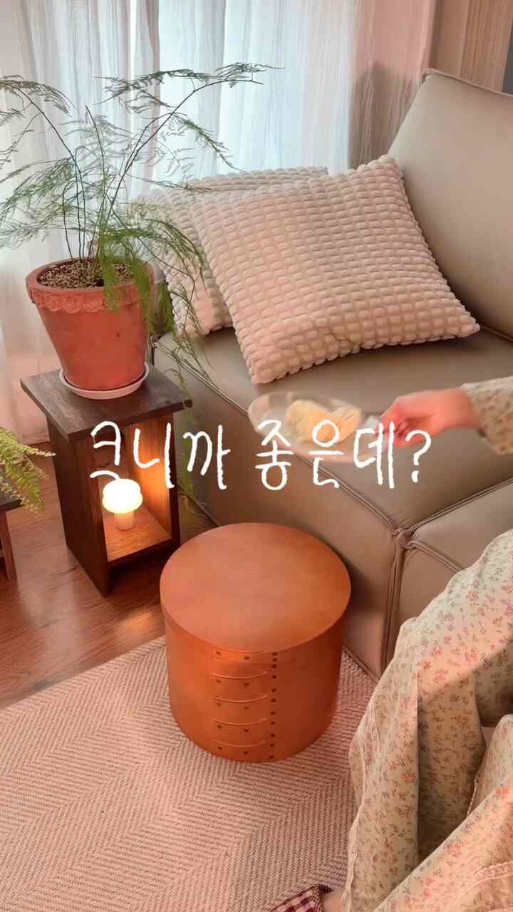 ＃提供収納も巨大利益ではないですか？ 🤎

小さなシェーカーボックスもきれいですが
いざ使ってみると大きなのが活用度はずっといいんですよ👀

ソファの横に置くと軽食テーブルで、
転がる雑動サニーは中に隠しておく
植木鉢一つ上げるとプランテリア小物にも🌿

ナチュラルウッドムドラ
何も上げなくてもオブジェのようにきれいです。

収納＋テーブル＋インテリアまで
やはり収納も巨大翼船🤎

＃コンスープ記録集#インテリアアクセサリー