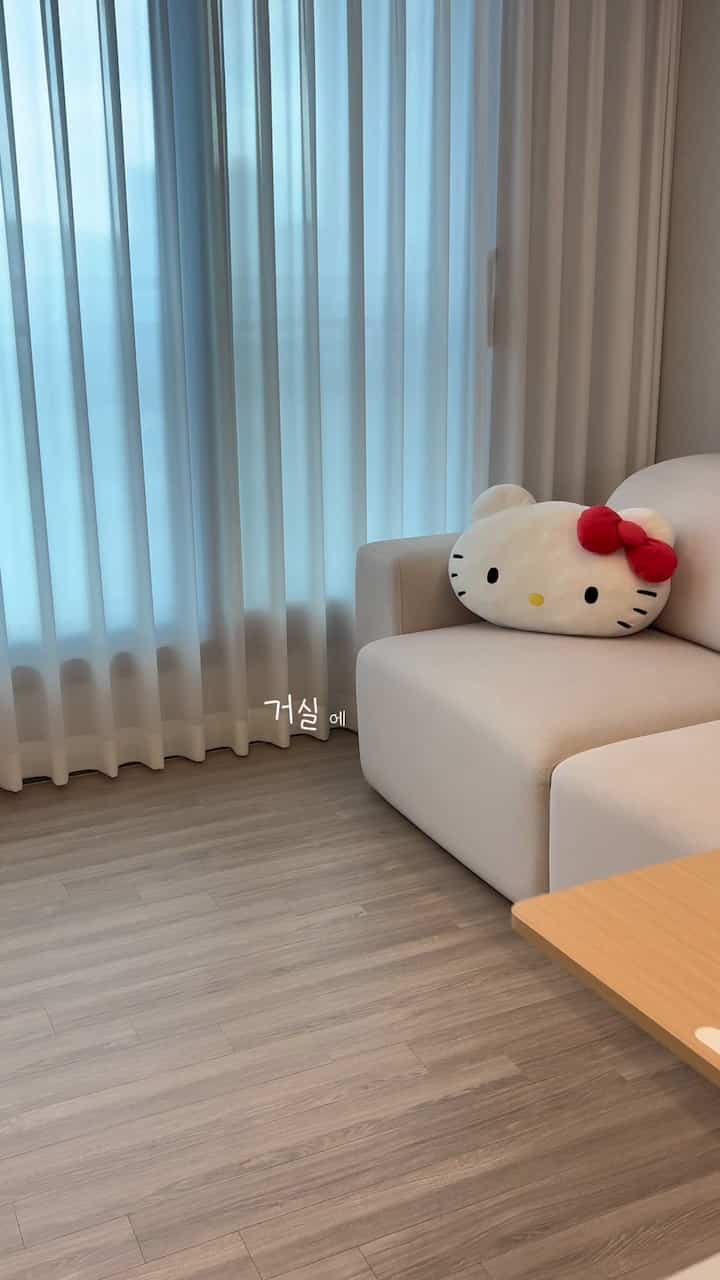 #賢明な消費

自宅で過ごす時間が長くなるほど
小さな家具一つも本当に慎重に均等になるようです。

必要なときは車輪に軽く移動し、
自分に合った高さと角度で調節して使って、

本やタブレットを置くのに最適
両方の埋め込み型ブックストッパーまで。

作業するときは小さなデスクのように、
一杯のコーヒーを飲むときは、ティーテーブルのように☕️

スペースをあまり取らずに
その時、必要な姿に変えて使えるというのが
一番好きな部分です。

家に自然に浸透する
小さくてもかなり実用的な変化✨

＃コンスープレコード集#ftc25 