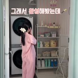 리본이 새틴 리본이라🎀
한쪽은 반짝거리더라고요😂
반짝이는 쪽에
동그란 양면 테이프를 붙이고
건조기 시트를 이용해서
최대한 같은 간격이 되도록 붙여봤어요
몰딩도 뒷면에 동그란 양면 테이프를
여러 개 붙여 벽에 꾹꾹 누르며 고정시켰어요
그런데 중간중간 리본이 떨어지더라고요ㅠㅠ
집에 있던 일반 테이프로
위쪽을 쭈~욱 붙였더니 괜찮았어요
오히려 테이프가 더 잘 붙어 있더라고요
그런데 다음 날..
몰딩이 떨어져 있었어요😭
여기까지 했는데 포기하기는 아쉬워서
집에 있던 몬스터 겔 양면 테이프로 다시 붙여봤어요
계속 확인해보고 있는데
아직은 안 떨어지고 있어요
이렇게 완성 되었습니다🪄
.
리본은..
피치색의 무언가를 찾다 보니
결국 이걸 선택하게 된 것 같아요
세탁실 벽이 울퉁불퉁해서
동그란 양면 테이프는 자꾸 떨어지네요..
테이프랑 몬스터겔은 괜찮았다가
한두번 떨어져서 더 보강해서 붙였더니
지금은 괜찮네요
그래도 뭐…
살 만합니다😂
#쏭벤져스 #집꾸미기 #콘수프기록집 #오늘의우리집 #세탁실 #세탁실인테리어 #세탁실수납 #세탁실정리 #세탁실바닥 #세탁실바닥타일 #이케아선반 #요낙셀 #이케아요낙셀 #세탁바구니 #데코타일 #바닥데코타일 #프로메이드 #삼성비스포크세탁건조기 #셀프인테리어 #세탁실꾸미기 #세탁실추천템 #세탁실용품 #세탁실푯말 #런드리룸인테리어 #런드리룸 #맞팔해요 #맞팔환영 #몰딩시공 