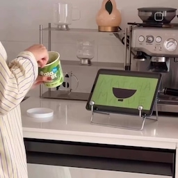 요즘 최애 간식😋 말차🌿
흉내만 낸 말차가 아니라 
젤라또 처럼 쫀득하구 꾸덕하구 달콤한데
한통을 다먹어도 355kcal💚
파인트를 부담없이 퍼먹을수(?) 있어서 
요즘 너무 많이 먹는듯😂😂
#콘수프기록집 #오늘의우리집 #라라스윗 #디저트
#말차아이스크림 #말차 #아이스크림 #간식 #젤라또 #편의점디저트 #편의점아이스크림 #편의점신상 #파인트 #말차파인트 #말차파인트 #오늘의가든 #맞팔