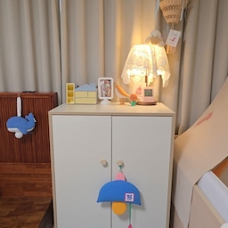 🧸아이방에 담긴 엄마의 마음 💕
딸네 집에 가면 나는 꼭 이 작은 공간을 
한 번씩 바라보게 돼요.
아이 물건을 담아둔 수납장도, 손자 사진을 
올려둔 작은 액자도 참 예쁘고요.
밤이면 파란 등불 모양 조명이 켜지고
새 모양 조명까지 은은하게 빛을 내면
낮에는 몰랐던 따뜻한 분위기가 생기더라고요.
아이를 위한 공간이지만 그 안에는 딸의 취향도 
고스란히 담겨 있어요.
손자가 자라는 모습을 바라보며 이런 작은 공간 
하나에도 엄마의 마음이 참 많이 담겼겠구나 싶어요.
할미는 이런 모습이 참 좋습니다. ♡
#오늘의우리집 #콘수프기록집 #아이방꾸미기
#아이방인테리어 #아이방소품 #라탄열기구
#레이스테이블보 #이케아탁상용액자
#모모조명패브릭 #패브릭조명 #아이방조명
#보노베이비아기옷장 #아기옷장 #퍼퓸
#온습도계 #오늘의가든 