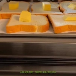 #에프꼼꼼리뷰 #콘수프기록집 #콘수프기록 
우리집 주방 가전 최애템••
삼성 비스포크 멀티 큐커 🩵
🎈 디자인 | 모던하고 깔끔한 비스포크 특유의 미니멀한 디자인으로, 주방 어디에 두어도 인테리어 오브제처럼 고급스러운 느낌을 주는 아이랍니다!
🎈 사이즈 | 가로 500세로 385깊이 415mm의 딱 좋은 사이즈로, 전자레인지·에어프라이어·그릴·토스터를 하나로 합쳐 주방 공간을 훨씬 넓게 활용할 수 있어요!
🎈 기능 | 4가지 기능(그릴, 에어프라이어, 전자레인지, 토스트)이 하나에 담긴 4-in-1 멀티 쿠커! 스마트싱스 App을 통해 간편식 바코드를 스캔하기만 하면 알아서 조리해 주는 '스캔쿡' 기능까지 탑재되어 있어요!
저는 정말 뭐하나 빠짐 없이 모든 기능을 잘 써요 ㅎㅎ
신혼집, 아기가 있는집 가릴 거 없이 강추합니다 ⭐️🥹
#주방인테리어 #주방가전 #토스트기 #멀티큐커 #삼성큐커 #삼성비스포크 
