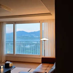 퇴근하고 돌아오니
창밖은 어느새 노을빛으로 물들어가는 중 🌅
낮의 밝고 포근한 거실도 좋지만
푸른 하늘 끝에 붉은빛이 천천히 번지고
집 안 조명이 하나둘 존재감을 드러내는
이 시간의 분위기를 참 좋아해요 🤍
#콘수프기록집 #오늘의우리집 0922
#신혼집인테리어 #신혼집거실
#거실인테리어 #거실스타일링
#잭슨카멜레온 #타탄소파
#레어로우 #폴스미러 #전신거울
#이씨라메종 #이씨라메종러그
#맞팔 #맞팔환영 #맞팔해요