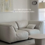 #오늘의우리집 #콘수프기록집 

가구 재배치가 취미라 같은 거실에서도 소파 위치와 방향을 자주 바꾸는 편이에요.

큰 가구 하나의 위치만 달라져도 공간이 넓어 보이기도 하고, 거실의 전체적인 분위기가 꽤 다르게 느껴지더라고요.

그동안 시도해 본 거실 가구 배치를 한 번에 모아봤어요🛋️
같은 공간에서 가구 배치를 고민하고 계신 분들께 작은 참고가 되었으면 좋겠습니다 :)

여러분은 어떤 배치가 가장 마음에 드시나요?

#가구배치 #가구 #가구인테리어 #가구재배치 #구조변경 #거실 #거실꾸미기 #소파 #가죽소파 #소파테이블 #시계 #액자인테리어 #로만쉐이드 #수납장 #모듈소파 
