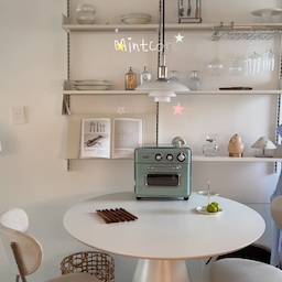 긴긴 아이 방학 내내 주방 풀가동하느라 진짜 열일해 준 효자템…🩵
방학 동안 삼시 세끼에 간식까지 챙기느라 정신없었는데, 이 미니 오븐 없었으면 어쩔 뻔했나 몰라요!
솔직히 처음엔 페일아쿠아 레트로 디자인이 너무 예뻐서 민트코어 감성으로 주방 분위기나 바꿔볼까 하고 들였거든요? 10L 컴팩트 사이즈라 조리대에 쏙 올라가는 것도 귀엽고요.
근데 써보니까 디자인은 거들 뿐… 스팀 기능에 1200W 고속 열풍이라 겉바속촉 제대로 살려줘서 크루아상이랑 베이글 데워줄 때 아이가 제일 좋아했어요 🥐
발효 모드부터 에어프라이어, 오븐, 그릴까지 5가지 모드가 다 되니까 진짜 알차게 잘 썼네요. 예쁜데 일까지 잘해서 주방에 계속 꺼내두고 쓰는 중입니다!
#토피 #에어프라이어 #오븐 #toffykorea #에프꼼꼼리뷰 #콘수프기록집 #주방 #살림 #홈카페 