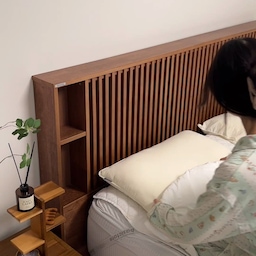 #콘수프기록집 #현명한소비
분명 깨끗하게 세탁했는데
이불이 점점 누렇게 변하는 이유🫢
매일 덮고 자는 침구에는 땀·피지·각질 같은 인체 분비물이 묻고, 시간이 지나면서 변색으로 나타날 수 있다고 해요.
그래서 저는 누렇게 변한 뒤보다 변색되기 전부터 침구를 관리하려구요 ⁺⊹ ﾟ.⋆
🛏️ 침구 세탁 TIP
✔️ 침구는 1~2주에 한 번 세탁하기
✔️ 베개커버는 이불보다 자주 세탁하기
✔️ 세탁 후에는 완전히 건조하기
✔️ 흰색 면 소재가 이미 누렇게 변했다면, 케어라벨 확인 후 과탄산소다를 활용해 세탁하기
이번에 사용해본 
“딥레스트플러스 침구 전용세제”는 
유연제 없이도 은은한 라벤더 향이 남아서 세탁 후 침구를 펼칠 때 기분이 좋더라고요♥♥♥
매일 피부에 닿는 침구, 변색되기 전에 미리 관리해보세요🤍
#딥레스트플러스 #세탁세제추천 #이불세탁