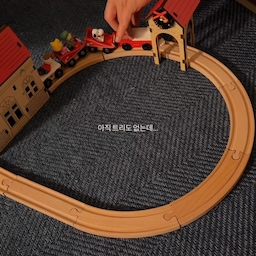 아직 겨울도 아니고 트리도 없는데
크리스마스 소품부터 데려온 사람 🎄🚂
조금 이르긴 하지만
이 작은 기차가 너무 귀여워서 그냥 지나칠 수 없었어요.
레일을 따라 빙글빙글 움직이는 전동기차라
가만히 두는 장식보다 보는 재미가 있고,
아직 크리스마스 트리를 꺼내지 않은 지금은
테이블이나 선반 위에 살짝 올려두기만 해도
은근히 겨울 분위기가 나더라고요 🤍
나중에 트리를 꾸미게 되면
트리 주변을 달리게 해줘도 예쁠 것 같아서
벌써부터 크리스마스가 조금 기다려지는 중 🎄
트리보다 한발 먼저 도착한
우리 집 작은 크리스마스 소품 🚂✨
#오늘의집 #오늘의집추천 #오늘의집크리에이터 #FTC #제이닷 #크리스마스소품 #크리스마스인테리어 #트리소품 #인테리어소품 #집꾸미기 #홈인테리어 #신혼집꾸미기 #신혼집인테리어 #리빙소품 #우리집꾸미기
