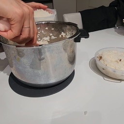 #예쁜템최고야
#콘수프기록집
#콘수프기록
#콘수프필름
#밥솥추런
#쿠첸
우리집 밥 보관하는 장면
스테인리스 밥솥 짱이예요~~~ 코팅이 벗겨질 걱정이 없죠!!!
냉동보관 하면 밥 먹을때마다 꺼내 먹으면 되서 좋아요^^
