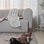 #콘수프기록집 #현명한소비

아이랑 같이 뒹굴뒹굴하기 좋은
푹신한 거실 바닥 토퍼 찾는다면 ෆ
저희 집은 원래 분리수면을 했는데
아이들이 크니까 자꾸 안방으로 넘어오더라고요 ㅎㅎ

퀸사이즈 침대에 넷이 자기엔 좁고
곧 이사 예정이라 패밀리침대를 새로 들이기도 애매해서
한동안 바닥에 이불만 깔고 잤거든요.

그런데 아이가 아침마다
어깨랑 골반 쪽이 불편하다고 해서
결국 제대로 된 바닥 매트리스를 알아봤어요.ᐟ

제가 선택한 건
누잠 더블업 매트리스 ꔛ

𖤐 직접 써보니 좋았던 점
▪️ 스프링 화이버 + 1000겹 하드폼 2중 구조
▪️ 푹신하면서도 탄탄한 지지감
▪️ 복원력이 좋아 매일 접었다 펴기 편함
▪️ 안방 바닥부터 거실 토퍼까지 활용 가능
▪️ 커버 분리 세탁 가능
▪️ 전용 보관가방으로 깔끔하게 정리
▪️ 생활 발수 기능
▪️ 아이부터 어른까지 같이 사용하기 좋은 넉넉한 공간

90kg 넘는 남편이 누워보더니
오~ 이 정도면 침대 없어도 되겠는데? 하더라고요 ㅋㅋ
손으로 꾹 눌러보면 폭신하게 들어갔다가
금방 다시 올라오는 느낌이라
일반 솜 토퍼보다 탄탄하게 느껴졌어요 ◡
̈
➰🤍ྀི 저희 집에서는 이렇게 써요
밤에는 두 겹을 함께 깔아서
안방 바닥 매트리스로 사용하고,
낮에는 아래쪽 하드 토퍼를 빼서
거실에 깔아두고 있어요.
그러면 둘째가 제일 먼저 올라가서
데굴데굴 구르고 낮잠까지 스르르…ෆ
강아지도 꼭 같이 올라와요 ㅎㅎ

아이들이 놀다가 넘어져도
바닥에 바로 닿는 것보다 마음이 놓이고
거실 분위기도 훨씬 포근해져서
놀이방처럼 아늑해지더라고요.

모서리 밴드로 고정하면
두 매트가 따로 놀지 않고
한 장처럼 사용할 수 있어서 편했어요.ᐟ

𖤐 보관도 생각보다 간단해요
접이식 토퍼라 사용하지 않을 때는
접어서 세워두면 되고,
전용 보관가방에 넣으면
손님용 매트리스나 캠핑용으로
옮기기도 편하더라고요.

압축팩을 사용하면 부피도 줄어들어서
이사 예정인 저희 집에는
이 부분이 특히 마음에 들었어요 ദ്ദിㆆ_ㆆ)
아이랑 매일 사용하는 거라
위생 부분도 꼼꼼히 봤는데요.
▪️ 마이크로기공 알러지프리 커버
▪️ 커버 분리 세탁 가능
▪️ 내부 충전재 항균 처리
▪️ 통기성을 고려한 구조
▪️ 생활 발수 기능
물을 쏟아도 바로 닦아낼 수 있으니
아이 키우는 집에서는 이런 게 은근 국룰이죠 ㅎㅎ

🏷 제가 추천하고 싶은 분
✓ 거실에 깔 푹신한 매트리스가 필요한 분
✓ 아이와 함께 사용할 바닥 토퍼를 찾는 분
✓ 패밀리침대 대신 넓은 잠자리가 필요한 분
✓ 접어서 보관할 수 있는 토퍼가 필요한 분
✓ 손님용 매트리스까지 함께 활용하고 싶은 분
아기 토퍼라고 하기엔
어른이 누워도 충분히 푹신해서
결국 온 가족이 같이 쓰게 되더라고요 ෆ
거실 매트리스 고민 중이거나
푹신한 바닥 토퍼 찾고 있었다면
누잠 더블업 한번 살펴보셔도 좋을 것 같아요 ◡̈
#누잠 #누잠매트리스 #누잠더블업 #거실매트리스 #바닥매트리스 #바닥토퍼 #거실토퍼 #아기매트리스 #아기토퍼 #푹신한매트리스 #토퍼추천 #접이식매트리스 #육아템 #육아용품 #거실인테리어