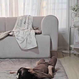 #콘수프기록집 #현명한소비
아이랑 같이 뒹굴뒹굴하기 좋은
푹신한 거실 바닥 토퍼 찾는다면 ෆ
저희 집은 원래 분리수면을 했는데
아이들이 크니까 자꾸 안방으로 넘어오더라고요 ㅎㅎ
퀸사이즈 침대에 넷이 자기엔 좁고
곧 이사 예정이라 패밀리침대를 새로 들이기도 애매해서
한동안 바닥에 이불만 깔고 잤거든요.
그런데 아이가 아침마다
어깨랑 골반 쪽이 불편하다고 해서
결국 제대로 된 바닥 매트리스를 알아봤어요.ᐟ
제가 선택한 건
누잠 더블업 매트리스 ꔛ
𖤐 직접 써보니 좋았던 점
▪️ 스프링 화이버 + 1000겹 하드폼 2중 구조
▪️ 푹신하면서도 탄탄한 지지감
▪️ 복원력이 좋아 매일 접었다 펴기 편함
▪️ 안방 바닥부터 거실 토퍼까지 활용 가능
▪️ 커버 분리 세탁 가능
▪️ 전용 보관가방으로 깔끔하게 정리
▪️ 생활 발수 기능
▪️ 아이부터 어른까지 같이 사용하기 좋은 넉넉한 공간
90kg 넘는 남편이 누워보더니
오~ 이 정도면 침대 없어도 되겠는데? 하더라고요 ㅋㅋ
손으로 꾹 눌러보면 폭신하게 들어갔다가
금방 다시 올라오는 느낌이라
일반 솜 토퍼보다 탄탄하게 느껴졌어요 ◡
̈
➰🤍ྀི 저희 집에서는 이렇게 써요
밤에는 두 겹을 함께 깔아서
안방 바닥 매트리스로 사용하고,
낮에는 아래쪽 하드 토퍼를 빼서
거실에 깔아두고 있어요.
그러면 둘째가 제일 먼저 올라가서
데굴데굴 구르고 낮잠까지 스르르…ෆ
강아지도 꼭 같이 올라와요 ㅎㅎ
아이들이 놀다가 넘어져도
바닥에 바로 닿는 것보다 마음이 놓이고
거실 분위기도 훨씬 포근해져서
놀이방처럼 아늑해지더라고요.
모서리 밴드로 고정하면
두 매트가 따로 놀지 않고
한 장처럼 사용할 수 있어서 편했어요.ᐟ
𖤐 보관도 생각보다 간단해요
접이식 토퍼라 사용하지 않을 때는
접어서 세워두면 되고,
전용 보관가방에 넣으면
손님용 매트리스나 캠핑용으로
옮기기도 편하더라고요.
압축팩을 사용하면 부피도 줄어들어서
이사 예정인 저희 집에는
이 부분이 특히 마음에 들었어요 ദ്ദിㆆ_ㆆ)
아이랑 매일 사용하는 거라
위생 부분도 꼼꼼히 봤는데요.
▪️ 마이크로기공 알러지프리 커버
▪️ 커버 분리 세탁 가능
▪️ 내부 충전재 항균 처리
▪️ 통기성을 고려한 구조
▪️ 생활 발수 기능
물을 쏟아도 바로 닦아낼 수 있으니
아이 키우는 집에서는 이런 게 은근 국룰이죠 ㅎㅎ
🏷 제가 추천하고 싶은 분
✓ 거실에 깔 푹신한 매트리스가 필요한 분
✓ 아이와 함께 사용할 바닥 토퍼를 찾는 분
✓ 패밀리침대 대신 넓은 잠자리가 필요한 분
✓ 접어서 보관할 수 있는 토퍼가 필요한 분
✓ 손님용 매트리스까지 함께 활용하고 싶은 분
아기 토퍼라고 하기엔
어른이 누워도 충분히 푹신해서
결국 온 가족이 같이 쓰게 되더라고요 ෆ
거실 매트리스 고민 중이거나
푹신한 바닥 토퍼 찾고 있었다면
누잠 더블업 한번 살펴보셔도 좋을 것 같아요 ◡̈
#누잠 #누잠매트리스 #누잠더블업 #거실매트리스 #바닥매트리스 #바닥토퍼 #거실토퍼 #아기매트리스 #아기토퍼 #푹신한매트리스 #토퍼추천 #접이식매트리스 #육아템 #육아용품 #거실인테리어