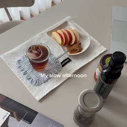 여러분도 요 조합 좋아하시나요? 🍎🥜🫒🧂
제가 제일 좋아하는 조합으로 오후를 보내봤어요
사과+땅콩버터+올리브오일+후추 조합 누가 개발하셨는지,,ᜊ♡ᜊ
리핏과 함께하니 테이블에 감성이 한 스푼 더해졌어요 𓌉 𓂃 𓈒 𓏸
거실에서 맥북으로 음악 들으며 보내는 오후, 저만의 뮤직존 완성이에요 🤍
이런 여유 너무 좋고,,☺️
#우리집뮤직존 #리핏 #패브릭 #테이블웨어 #키친크로스 #티코스터 #오후일상 #주말일상 #룸달 #토스트접시 #접시추천 #귀여운접시 #핸드메이드접시 #콘수프기록집 #오늘의가든 