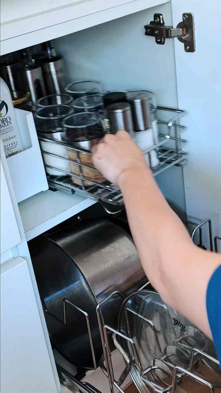 鍋と味付け、ついにまとめました。

鍋は積み重ねられており、味付けはあちこちに散らばっていました。まあ一つ取り出すにはいつも追いかけなければなりませんでした。

それでシェルフスライダーを買って直接設置しました。もうずっと引っ張ると一度に見えて、空間もずっとよく着ていますよ。

あなたは鍋をどのように保管しますか？

#kitchenorganization #kitchenstorage #냄비정리 #주방정리 #kitchenhacks
