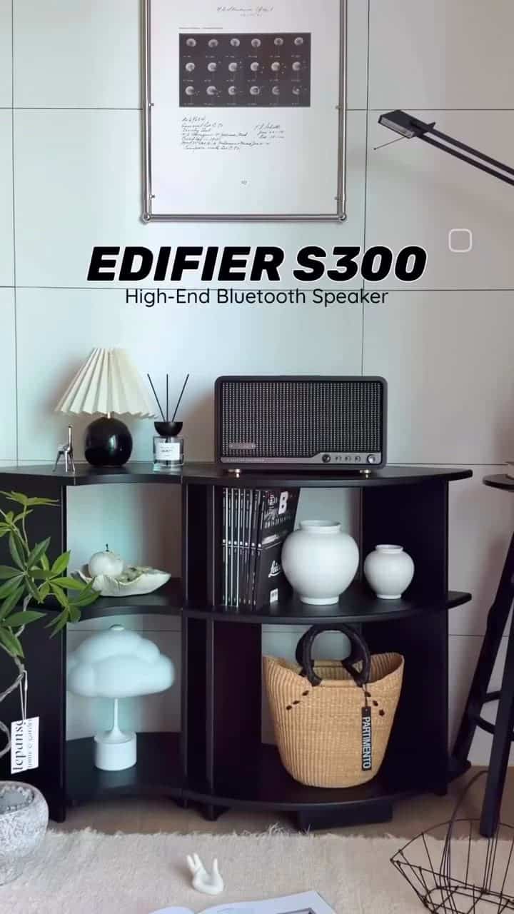 リビングルームを豊かに満たしている新しいBluetooth
スピーカーエディファイアS300📻レトロな感性
メタルコントロールとモダンスタイルが加わり、豪華な 
デザインでどの空間にも調和してオブジェのように
我が家モノトーンムードにもずっしりとよく似合ったんですよ。
⠀
直感的なボタンとダイヤル、専用リモコンがあります
操作も簡単で80Wの出力でシャープで
鮮やかな高音と豊かなサウンドが楽しめます。
最近音楽を入れてコーヒーを飲む時間が癒しです。 
⠀
強化されたBluetooth 5.4を搭載してLDACコーデックをサポート
最大990kbpsの高音質のストリーミングが可能でスペースに 
サウンドが豊かに満たされる感じです。
リーズナブルな価格と優れた品質のきれいなデザインまで
どれも落ちることはありませんでした🎶
⠀
⠀
＃コンスープ記録集 