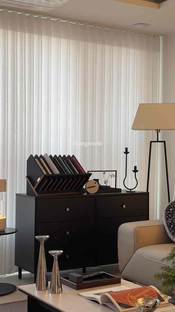 収納したリビングルームのビデオ
。
。
。
#livingroom #homedecor #interior #athome 
＃ホテルのような私たちの家＃リビングルームのインテリア＃ブラックインテリア＃リビングルームの装飾