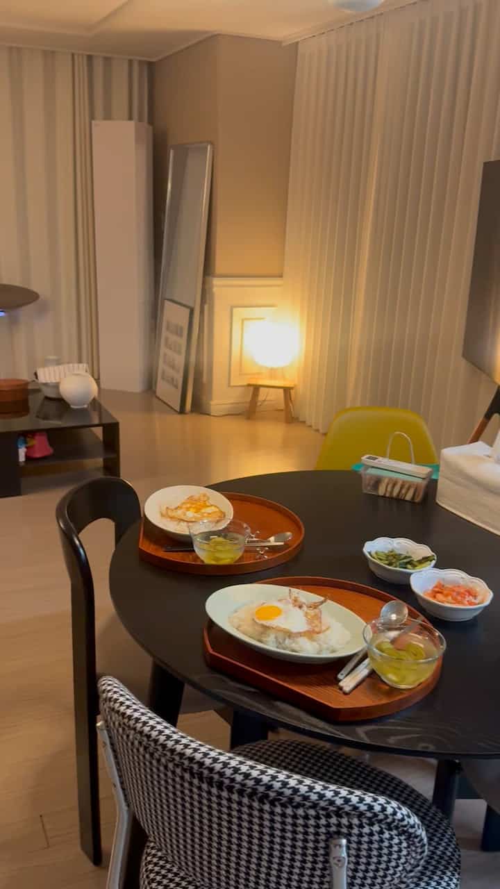 整理された我が家で食事準備中•••

できないなら、人間らしさを生かしておく 


#リビングインテリア #거실 #인테리어 #모던인테리어 #홈스타일링 #예쁜템최고야 #살림꿀팁 #살림살이 #저녁메뉴 #저녁식사 