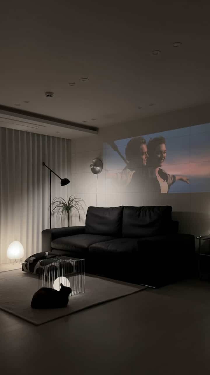 ＃製品提供| ホリデーホームシネマオープン🎬
平凡だった白い壁が映画館スクリーンに変身するマジック！

鮮やかな4K画質に没入感あふれるサウンドまで
すべて満足のいくジャスエアビーム。

リビングルームには65インチテレビを置いて使用中ですが、
しばしばベッドに横たわって映画を見たい時がありましたよ🍿

寝室にサブテレビを置く
空間をたくさん占めて悩んでいましたが、
ビームプロジェクターできれいに解決しました。
白い壁だけあればどこでも自分だけの映画館完成！

Wi-Fi接続とログインのみ 
Netflix、YouTube、Kupang Play、TV、Waveなど
様々なOTTコンテンツも楽しめ、
寝室、リビングのどこにでも移動して使えて便利ですよ🤍

‎• 700インチの圧倒的なスクリーンで楽しむ没入感
‎• 1,300 ANSIルーメン & 23,400ルーメンの明るさ
‎• Android 13.0 搭載 & Bluetooth 5.4 サポート
‎• オートキーストーン自動補正機能
‎• ダイナミックバイブズフィルター＆カラーチューニング技術を適用
‎• デスクトップ、ノートパソコン、セットトップボックス、プレイステーション接続可能

＃ジャース＃ZUS＃ZUS＃ビームプロジェクト＃ビームプロジェクター＃ミニビーム＃ミニビームプロジェクター＃テレビ＃スクリーン＃寝室のインテリア＃居間のインテリア＃私たちの家＃居間＃ソファ＃猫の家事＃壁飾り＃家飾り＃ムービールーム＃インテリア