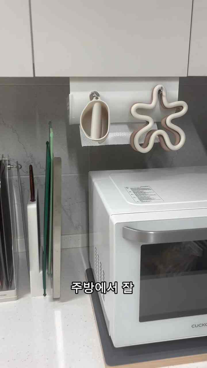 キッチンでよく使っているサリムテム5つ！

毎日使うキッチンだけに自分で書いて楽で手がよく行くアイテムを集めてみました。

1.シリコンポットスタンド：ホットポットを置くときに便利で滑りが少なく、楽に使用しています。
2.シリコーン手袋：熱い鍋やボウルを運ぶときに手を保護してくれて調理するときによく使用します。
3.キッチンタオルハンガー：よく使うキッチンタオルをきちんと歩いておいてすぐに使えるので便利です。
4.ステンドーマ：匂いや色のペリムが少なくスッキリ使えて満足しながら使用しています。
5.ステンポット台座：ポットやフライパンを食卓に載せるときに便利で、よく手が行くアイテムです。

小さいけど毎日使うサリムテムなのでこんな小さな変化だけでもキッチンがもう少し便利になるようです。

あなたはキッチンで最もよく使われるサリムテムとは何ですか？
私は最近キッチンタオルガールが思ったより本当に楽でよく書いています。
もし私が紹介した製品の中で使ってみたアイテムがあればどうなのか話し合いましょう。

今日の家
