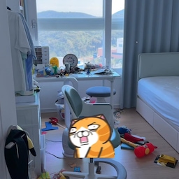큰 맘 먹고 막내 방 청소 시작🧹
책상이 창가쪽에 있으면
집중력이 떨어져서 안좋다 하더라고요
벽쪽으로 붙여주고 열심히 청소
침구도 세탁한 걸로 바꿔주고
책상 위 물건들도 다 치우고 닦아요🫧
아이가 받은 메달도
메달 액자에 걸어줘요
(원래 구멍 뚫린 판이 있고 거기에
걸어서 넣는건데 제가 버렸나봐요😂)
하루종일 걸린 것 같은 기분이었지만
청소 끝🥹👍
담엔 청소한 막내 방 소개 해드릴게요🪄
.
🏷️침대 - 일룸 링키플러스/로이 싱글 수납 침대
🏷️책상 - 토끼네집 보드 테이블
🏷️책상 의자 - 시디즈 링고
🏷️레고 수납함 - 아이리스코리아 리빙박스
🏷️바디 필로우 - 집앤콕
🏷️색종이 정리함 - 성림아크릴
🏠좋은 집이 꿈이었어요
🪄평범한 집에 작은 마법을
#쏭벤져스 #집꾸미기 #아이방인테리어 #초등학생방꾸미기 #학생방인테리어 #아파트인테리어 #초등학생방 #초등학생책상 #초등학생방꾸미기 #방꾸미기 #학생방꾸미기 #토끼네집책상
#시디즈링고의자 #일룸침대 #일룸링키플러스 #학생방침대 #콘수프기록집 #오늘의우리집 #맞팔해요 #맞팔환영 #디아망퓨어화이트 #리빙박스 #이동식행거 #레고정리 #레고정리함 #색종이정리함 #데스크테리어 #무선책상조명 