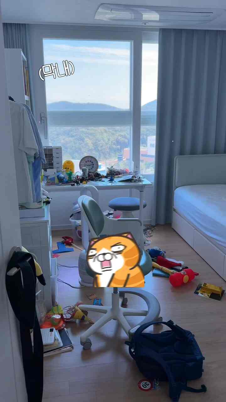 大きな心を食べて末っ子の部屋を掃除を始める🧹

机が窓辺にある場合
集中力が落ちて悪いです。

壁に貼り付けて一生懸命清掃

寝具も洗濯したものに変えてくれ
机の上のものもすべて消して拭きます🫧

子供が受け取ったメダル
メダルフォトフレームに歩いてください。
（元の穴があいたプレートがあり、そこに
歩いて入れるのに私が捨てたみたいです😂）

一日中かかったような気分だったけど
清掃終了🥹👍

私はきれいな末っ子部屋を紹介します🪄

。

🏷️ベッド - シングルルームリンキプラス/ロイシングル収納ベッド
🏷️デスク - ウサギネジボードテーブル
🏷️デスクチェア - シディーズリンゴ
🏷️レゴ収納ボックス - アイリスコリアリビングボックス
🏷️ボディピロー - ホーム＆コック
🏷️紙吹雪 - ソンリムアクリル

🏠良い家は夢でした。
🪄普通の家に小さな魔法

＃ソングベンジャーズ＃家の装飾＃子供の部屋のインテリア＃小学生の飾り＃学生の部屋のインテリア＃アパートのインテリア＃小学生の部屋＃小学生の机＃小学生の飾り＃部屋の飾り＃学生の飾り＃ウサギの家の机
＃シディーズリンゴ椅子 