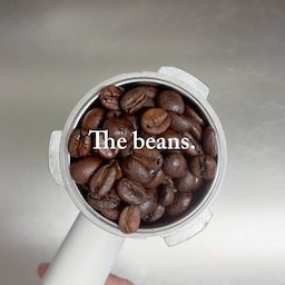 #커피존완성템 #콘수프기록집 
요즘 집에서 내려먹는 커피가 왜 이렇게 맛있지 ☕️
홀빈 갈아서 에스프레소 내려 먹는데
라떼에 비정제설탕... 조금 뿌려가주고 먹으면
아쥬...꿀맛이라규.......ㅋㅋㅋ
이러다 머신 욕심까지 생기는 중ㅋㅋㅋ
집커피에 제대로 빠졌네 나 😂
근데 정작 몽이랑 산책 나가면
몽이는 카페에 가고 싶어 함.
왜냐면 카페 사장님이 간식 주시거든요ㅋㅋㅋㅋ
이제 커피 향만 맡으면 카페로 직진하는데
완전 파블로프의 강아지임 🐶ㅋㅋㅋ
커피 향 = 간식
이 공식이 확실하게 학습됨.
#커피 #카페라떼 #홈카페
#오늘장면한컷 #화이트인테리어 #34평인테리어 #홈스타일링 #신혼선물추천 #맞팔 #소통 #거실인테리어 #홈스타일링 #집꾸미기 #시공없이집꾸미기 #심플인테리어 #맞팔 #선팔 #소통