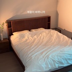 #호텔같은우리집

계절이 바뀌니까 침실 분위기도 조금 바꿔보고 싶었어요.

가구를 새로 들이기에는 부담스러운데,
호텔처럼 예쁜 침실로 만들고 싶어서
가장 간단하게 분위기를 바꿀 수 있는 방법으로 침구를 바꿔봤어요.

은은한 세이지 그린 컬러에 잔잔한 스트라이프 패턴이 들어간 침구 ⋆.˚

원목 침대와 자연스럽게 어우러지는 색감이라 기존 침실 분위기를 크게 바꾸지 않으면서도 새로운 느낌을 더해주더라고요.ᐟ

여기에 아이보리 러그와 작은 오브제 몇 가지를 조금씩 채워주니 
집에서도 호텔에 온 듯한,
차분하고 포근한 분위기의 새로운 침실이 완성됐어요.ᐟ

큰 가구를 바꾸지 않아도
침구와 소품만 바꿔도 공간의 분위기는 충분히 달라지는 것 같아요.

이번 계절의 침실은 이렇게 바꿔봤어요⊹ ₊ ❀ ｡ ⋆˚✿˖°

#침실인테리어 #침실꾸미기 #침구추천 #침실스타일링 