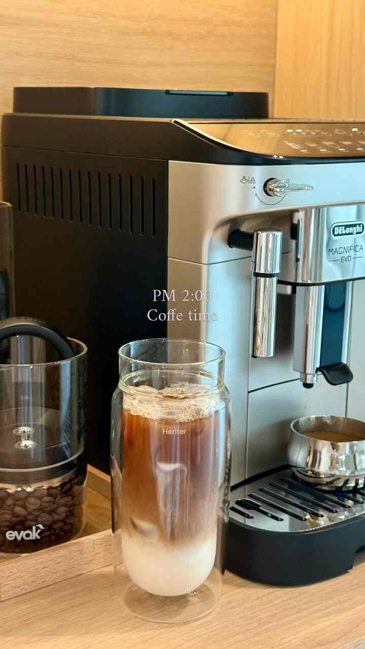 一番愛情のある空間であるホームバー☕️
おかげで家で飲むコーヒーが一日の癒し🍃

カプセルコーヒーだけ飲む今回新しく入った 
#ドロンギエボはコスパ最高ですね。コーヒーの味が違います😋
＃ヘリタージュングラスには水だけを入れてもきれいですね。 
＃プリパラ密閉容器に豆を保管すると香りの味も保存され、ホームカフェ必須ですよ🤍

私の最愛の組み合わせはアーモンドブリーズにエスプレッソツーショットですが、
あなたのホームカフェ最愛の組み合わせは何ですか？


＃ホームバー＃キッチンテム＃キッチンアイテム＃ホームバインテリア＃コーヒーマシン＃ホームカフェ 