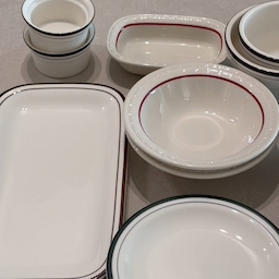 신혼집 식탁 위를 책임지고 있는 아이템 3가지🥣
너무 유명한 시라쿠스 그릇들을 구매해서 사용 하고 있는데 디자인적으로나 색감적으로 저희 집과 너무 잘어울리는 그릇이에요 !
메종오브제 수저 세트는 컬러가 다양해서 골라 담는 재미가 있더라구요 🥄
마지막으로 집들이때 선물로 받았던 야채 종지 그릇 🍅
사이즈도 귀여운데 디자인도 너무 귀여워서 요즘 애착 그릇 중 하나에요..ㅎㅎ..
다들 어떤 그릇들 사용하고 계시나요 ? 💬
#오늘의집 #주방용품 #주방꿀템 #주방그릇 #그릇추천템 #콘수프기록집 #식탁위예술 #신혼집그릇 #신혼집수저 #오늘의집기록 #ftc28기 #ftc기록 #ftc28 #ftc #주방소품 #주방템 
