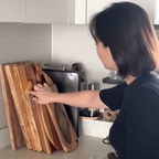 매일쓰는 주방템 3가지

예뻐서 산 건 따로 있는데,
막상 매일 손이 가는 주방템은 따로 있더라고요. 🤍

평소 원목도마를 좋아하지만
요즘은 고기나 해산물을 손질할 때 스텐도마를 자주 꺼내요.

접었다 펼 수 있어 활용하기 좋은 이케아 냄비받침,
싱크볼 공간을 알차게 쓸 수 있는 사각 스텐볼까지!

직접 사용하면서 만족했던
우리 집 주방 아이템 3가지를 소개해요.

✅스텐 양면 도마
✅이케아 냄비받침
✅스텐 사각 싱크볼

여러분은 주방에서 어떤 아이템을 가장 자주 사용하시나요? ☺️

#주방템추천 #주방용품 #살림템추천 #주방살림 #스텐도마 #이케아주방용품 #주방템 