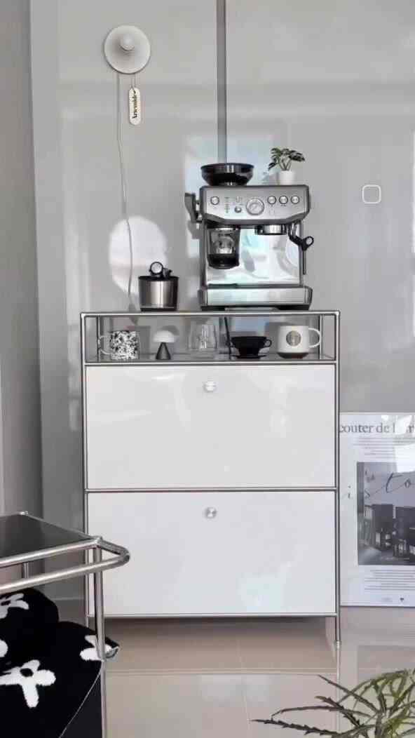 [1ヶ月間位置だけ4回変えたモジュール家具💫]

一ヶ月前に私たちの家に新しく入ったアクリコモジュール家具！
実物を見てすぐにとてもきれいで
1ヶ月間、リビングルームをあちこちに移動して、本当にカラフルに書いてみました。 

死心いっぱいに満たされた感性ランプゾーンから、日差しを照らすチャンガゾーン、
そしてついに我が家メインホームカフェゾンまで延長して配置完了！

一ヶ月間使ってみて感じた点まとめてみると、 
完成品出荷：直接組み立てる必要なしにすぐに利用可能！
✓ ディテールなカラー&フレーム:  #거실인테리어 #신혼집인테리어 #아이방인테리어 #아크리코모듈가구 #모듈가구 #모듈장 #홈카페 #거실인테리어 #화이트인테리어  #홈스타일링 #인테리어그램 #수납장추천 #홈카페존 #모듈가구이렇게써요 #모듈가구인테리어 
