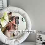 무거운 삼각대 챙기느라 번거로웠던 분 손💁🏻‍♀️
작은 미니백에도 쏙 들어가는 초미니 & 초경량
마크제트 셀카봉을 사용해봤어요✨

작다고 얕보면 안 되는 게, 
알짜 기능이 전부 다 들어있는데요⏤( ᐕ)੭
●0.1초 원터치 4각대로 안정적인 거치
●N52 자석의 착! 붙는 강력한 맥세이프 고정 
셀카봉 + 삼각대 + 셔터그립 3in1 활용 48.5cm까지 쑥 늘어나는 5단 높이 조절
●360도 자유로운 가로•세로 구도 세팅

✨특히 기둥에서 쏙 빠지는 다기능 리모컨•이 꿀기능인데 멀리서도 줌 조절이 부드럽게 돼서,
울 집 냥이부터 남동생 물멍 어항까지 원거리에서 선명하게 담아냈어요📸
외출이나 여행 갈 때 짐 확 줄여주는 
올가을 제 최애 보부상 꿀템으로 인정합니다✨

📌Title:마크제트 초미니 맥세이프 셀카봉 
📌Color :화이트/블랙 [화이트]

#현명한소비 #콘수프기록집 #영상기록 
#맞팔 #맞팔환영 #맞팔선팔 #맞팔소통
#셀카봉 #맥세이프 #마크제트 #여행꿀템 #꿀템
#여행필수템 #삼각대추천 #삼각대 #촬영거치대 
#촬영팁 #영상촬영 #초미니 #셀카