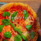 제품제공 | 이태리 푸드마켓

늦여름 햇살을 가득 머금은 토마토로
우리 집 주방에서도 작은 Tomato Festa! 🍅

오늘의 메뉴는 토마토 카르파초 피자.

도우는 전날 직접 반죽해 냉장고에서
하룻밤 천천히 저온 발효했어요.

잘 숙성된 도우를 손으로 살살 펼친 뒤
곱게 다진 토마토 과육이 살아 있는
폴파 파인 토마토를 넉넉히 펴 바르고
오레가노와 파마산 치즈를 솔솔 뿌렸어요.

디벨라 엑스트라버진 올리브오일을 가볍게 두른 뒤
노릇노릇하게 구워내고,
뜨거운 피자 위에는 잘 익은 생토마토와
싱그러운 바질을 듬뿍 올렸어요.

마지막으로 유기농 화이트 콘디멘토를 살짝 더하니
진한 토마토의 풍미에 생토마토의 산뜻함까지 더해져
한 조각 안에서도 토마토의 여러 매력이 느껴지네요.

붉은 토마토와 초록 바질이 어우러진 모습만으로도
식탁 위에 작은 축제가 열린 것 같았던 날 ❤️

폴파 파인 토마토와 디벨라 엑스트라버진 올리브오일,
유기농 화이트 콘디멘토는 모두 이태리 푸드마켓
@italy__foodmarket 으로부터 제공받았습니다.

#프란조레시피 #이태리푸드마켓 #프란조5기 #토마토피자 #제품제공 #디벨라 #화이트콘디멘토 