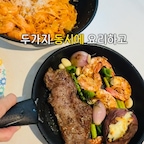 #콘수프필름 테팔 매직핸즈 스텐 3종(세트)두가지 요리하고 바로식탁행🍽️😍



🍳테팔 매직핸즈 스텐 트라이미 3종세트

✨테팔 세계판매 1위 주방용품, 독보적 주방용품 브랜드라 달라요~


☑️요리하고 바로 식탁행~🍝🥩🍽️
한번에 두가지요리 가능한 이유
🍳매직핸즈로 순간이동~
우리집이 홈스토랑됐어요.

바쁠때 손님오실때 2가지 메뉴면 문제없어요.
테팔매직핸즈로 편하게 요리하고 원팬투움바파스타와 스테이크 맛나게 먹었네요🍽️


☑️테팔의 특허받은 10년 안심 손잡이✨
테팔 매직핸즈 스텐 3종으로 손잡이는 - 빼고, 편리함은 + 더해주네요.


☑️손잡이를 떼면 요리+플레이팅+세척+수납까지 편리하고 심플해요.
✨위생적인 고품질 18/ 10스테인리스 스틸이라 오래 안심하고 사용해요

 ✨식세기에도 손잡이떼고 세척후 보관도 착착~

🍠매직핸즈 손잡이를 떼면 에프 오븐까지 들어가서 스테이크사이드메뉴 고구마치즈까지 완성했어요. 


🏷️원팬투움바파스타 🍝레시피

1️⃣팬에 마늘 양파를 볶다가 파프리카시즈닝 입힌 새우를 볶는다.(페페론치노추가)
2️⃣파스타와 우유250ml 붓고 끓이다가 크리미한 농도로 만든다.
3️⃣다진 토마토1/2(풍미가득)
토마토페이스트1T
맛간장1T
치킨스톡1T
고추가루2T
체다치즈2개
넣어서 완성한다. 

🏷️🥩 실패없는 스테이크 레시피

1️⃣ 고기 준비하기
굽기 1시간 전, 고기를 냉장고에서 꺼내 준비해요.

2️⃣ 밑간하기
소금, 후추, 올리브오일로 마리네이드해요.

3️⃣ 스테이크 굽기
팬의 ⏳ 무늬가 사라지면 고기를 올리고 앞뒤는 물론 옆면까지 골고루 구워요.

4️⃣ 레스팅하기
구운 고기를 꺼내 약 5분간 레스팅해 육즙을 안정시켜요. 그동안 팬에 새우, 마늘, 채소를 볶아 가니쉬를 준비해요.

5️⃣ 고구마 치즈구이
고구마에 칼집을 넣고 치즈를 채운 뒤, 매직핸즈를 떼고 테팔팬째 에프•오븐에 넣어 치즈가 녹을 때까지 구워요. 

6️⃣ 그대로 식탁행!
요리가 완성되면 매직핸즈 손잡이를 분리하고 팬째 식탁에 올려요. 🍽️

✨ 요리부터 플레이팅까지 한 번에!
우리 집이 홈스토랑이 되는 순간 🍽️🍝🥩






@tefal_kr 




#테팔 #테팔매직핸즈 #홈스토랑 #홈파티메뉴 #투움바파스타만들기 #스테이크굽기 #리빙템 #살림꿀템 #주방템 #주방꿀템 #주방꿀템추천 
#테팔매직핸즈스텐 #매직핸즈스텐3종세트