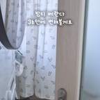 #오늘의집을통해제품을제공받아직접사용한후기입니다

날씨 추워지니까 세탁실 나가기가 싫더라고요🥶

세탁실 바닥이 차가워서 갈 때마다 발 시려웠는데, 타일 카페트 깔고 나서는 한결 괜찮아졌어요🤍

깔면 얼마나 좋을까 생각하며 깔아봤는데 생각보다 너무 마음에 드는 거예요! 그래서 최근에 친정에도 깔아드렸답니다🫶

전세집에서 특별한 시공없이 셀프시공으로만 집을 꾸며오고 있는데 이 방연 카페트 타일도 특별한 도구, 기술 없이 한 장씩 놓아주면 되니까 설치가 어렵지 않고, 공간에 맞게 잘라서 사용할 수도 있어서 좋았어요. 우리 집처럼 공간 크기가 애매해도 원하는 대로 맞춰 깔 수 있더라고요!

그리고 카페트는 관리하기 번거로울까 봐 걱정했는데, 오염된 부분만 쏙 떼어내서 부분 세척할 수 있다는 점도 마음에 들었어요. 촘촘한 루프 구조로 쉽게 꺼지지 않도록 내구성도 신경 쓴 제품이고, 방염 기능과 안전기준까지 고려했다고 하니 더 안심이 되더라고요✨

무엇보다 큰 공사 없이 바닥 분위기도 바꾸고 차가운 바닥의 불편함도 덜 수 있으니 만족도 최고!

세탁실처럼 자주 가지만 은근 신경 쓰이는 공간부터 바꿔보는 것도 추천해요🏡

#오늘의집레이어 #layer #오늘의집layer체험단 #타일카페트 #방염타일카페트 #셀프인테리어 #바닥인테리어 #레이어체험단2609