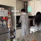 매일 쓰는 물💧그냥 써도 괜찮을까?
(닥터피엘로부터 제품을 무상 제공받아 제작한 영상입니다.)

껍질째 먹는 과일부터 매일 입에 닿는 컵까지.
먹는 것만큼 씻는 물도 신경 쓰여서
주방 수전에 닥터피엘 필터를 달아봤어요.

수전을 통째로 교체하기엔 번거롭고,
주방 분위기만 살짝 바꾸고 싶을 때도 딱이더라고요.

직접 끼우면 설치 끝!
물줄기도 3가지로 바꿔 쓸 수 있어서
과일 씻을 때도, 설거지할 때도 편하게 쓰고 있어요.

저처럼 식재료 씻는 물까지 신경 쓰인다면
주방 필터도 한 번 살펴보세요.

무엇보다 우리 집 부엌대장님이 아주 만족했답니다👨🏻‍🍳💕

#콘수프기록집 #콘수프기록 #주방 #수전필터 #수전인테리어 #작은신혼집 #신혼집인테리어 #신혼집꾸미기 #주방템 #주방용품  #닥터피엘 #주방용필터 #주방용프리미엄 #살림꿀템 #주방인테리어