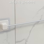 욕실 청소 끝나고 나면 늘 고민이던 것 🧽

결혼하고 처음 몇 달은 청소하는 것보다 청소도구 둘 곳 찾는 게 더 일이었어요.
청소 끝나면 솔이랑 스펀지를 세면대 뒤나 싱크대 구석에 대충 세워두기 바빴거든요.
물 빠지라고 기대 놓으면 바닥에 물 고이고, 며칠 지나면 그 자리에 물때 생기고… 청소하고 또 청소할 거리를 만드는 기분이었달까요 😅

남편한테 선반이라도 달자고 하니 전셋집이라 벽에 구멍 내기가 좀 그래요
그래서 찾다가 구멍 없이 붙이는 접착식 걸이를 하나 들였어요.

솔이랑 스펀지, 스퀴지까지 하나씩 걸어두니까
✔️ 물이 아래로 쭉 빠져서 금방 마르고
✔️ 세면대 뒤가 텅 비니까 닦기도 훨씬 편하고
✔️ 다음 청소 때 손만 뻗으면 바로 꺼낼 수 있어요

별거 아닌데 이거 하나로 욕실이 확 정리돼 보여서 요즘 청소할 맛이 나요 ㅎㅎ
저처럼 청소도구 둘 데 없어서 고민인 분들, 걸어두는 거 진짜 추천해요!

#욕실정리 #청소도구정리 #공중부양수납 #신혼살림 #살림노하우