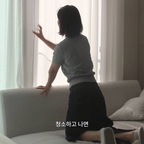 청소가 조금 좋아지는 순간 🧺

청소를 엄청 좋아하는 사람은 아니지만,
깨끗해진 집을 바라보는 순간은 참 좋아해요.

평소 집안일을 조금 더 쉽고 기분 좋게 만들어주는 청소 아이템 3가지를 소개해 볼게요.

✅ 암앤해머 베이킹소다 | 싱크볼 청소

주방에서 자주 꺼내 쓰는 베이킹소다.

저는 스테인리스 싱크볼을 청소할 때도 사용하는데요. 베이킹소다를 뿌리고 부드러운 수세미로 문질러 닦아주면 찝찝했던 싱크볼이 한결 산뜻해져요.

청소부터 세탁까지 다양하게 활용할 수 있어서 집에 늘 구비해 두는 살림템 중 하나예요.

✅ 카처 스팀청소기 | 바닥부터 집안 구석구석

이사 전 입주청소를 직접 할 때도 함께했던 스팀청소기예요.

뜨거운 스팀으로 바닥을 청소하고, 상황에 맞는 노즐을 바꿔 집안 구석구석 관리할 수 있다는 점이 마음에 들어요.

스팀청소기로 바닥을 닦고 나면 집안 공기까지 산뜻해진 듯한 기분이 들더라고요.

물론 사용 가능한 바닥 소재인지 확인하고, 뜨거운 스팀은 조심해서 사용하고 있어요.

✅ 이케아 릴나겐 | 욕실 거울 청소

사실 저는 유리나 거울을 깨끗하게 닦는 게 늘 어렵더라고요.

그런데 이 작은 유리닦이를 사용하면서 거울 청소가 조금 편해졌어요.

유리세정제로 거울을 닦아준 뒤 릴나겐으로 물기를 정리하면 한결 깔끔해져요. 물이나 치약이 많이 튀는 아래쪽은 몇 번 더 닦아줘야 하지만, 가격 부담 없이 편하게 쓰기 좋은 제품이에요.

대단한 살림 비법은 아니지만,
이렇게 손에 익은 도구들이 하나씩 늘어가면서
귀찮았던 청소도 조금씩 편해지는 것 같아요.

오늘도 우리 집을 조금 더 기분 좋게 가꿔봅니다. 🤍


#청소템추천 #살림꿀템 #청소용품 #살림일상 #집안일 #오늘의집 #슈퍼사브작