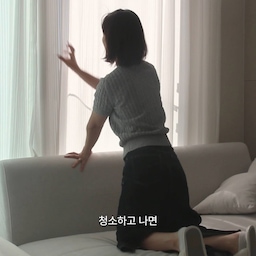 청소가 조금 좋아지는 순간 🧺
청소를 엄청 좋아하는 사람은 아니지만,
깨끗해진 집을 바라보는 순간은 참 좋아해요.
평소 집안일을 조금 더 쉽고 기분 좋게 만들어주는 청소 아이템 3가지를 소개해 볼게요.
✅ 암앤해머 베이킹소다 | 싱크볼 청소
주방에서 자주 꺼내 쓰는 베이킹소다.
저는 스테인리스 싱크볼을 청소할 때도 사용하는데요. 베이킹소다를 뿌리고 부드러운 수세미로 문질러 닦아주면 찝찝했던 싱크볼이 한결 산뜻해져요.
청소부터 세탁까지 다양하게 활용할 수 있어서 집에 늘 구비해 두는 살림템 중 하나예요.
✅ 카처 스팀청소기 | 바닥부터 집안 구석구석
이사 전 입주청소를 직접 할 때도 함께했던 스팀청소기예요.
뜨거운 스팀으로 바닥을 청소하고, 상황에 맞는 노즐을 바꿔 집안 구석구석 관리할 수 있다는 점이 마음에 들어요.
스팀청소기로 바닥을 닦고 나면 집안 공기까지 산뜻해진 듯한 기분이 들더라고요.
물론 사용 가능한 바닥 소재인지 확인하고, 뜨거운 스팀은 조심해서 사용하고 있어요.
✅ 이케아 릴나겐 | 욕실 거울 청소
사실 저는 유리나 거울을 깨끗하게 닦는 게 늘 어렵더라고요.
그런데 이 작은 유리닦이를 사용하면서 거울 청소가 조금 편해졌어요.
유리세정제로 거울을 닦아준 뒤 릴나겐으로 물기를 정리하면 한결 깔끔해져요. 물이나 치약이 많이 튀는 아래쪽은 몇 번 더 닦아줘야 하지만, 가격 부담 없이 편하게 쓰기 좋은 제품이에요.
대단한 살림 비법은 아니지만,
이렇게 손에 익은 도구들이 하나씩 늘어가면서
귀찮았던 청소도 조금씩 편해지는 것 같아요.
오늘도 우리 집을 조금 더 기분 좋게 가꿔봅니다. 🤍
#청소템추천 #살림꿀템 #청소용품 #살림일상 #집안일 #오늘의집 #슈퍼사브작