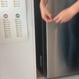🔥 냉장고 옆 틈새가 있다면 이걸 넣어보세요.
❶ 이 사다리가 폭이 5cm라서 좁은 틈새에 넣어두고, 사용할 수 있습니다. 보통 무거운 식탁 의자 들고 가서, 짐을 꺼내죠. 내려올 때도 불안합니다. 이건 틈새에서 슥 꺼내 이동하기도 편리하고, 2단 계단식 사다리로 올라가기도 내려가기도 편리합니다. 쿵쿵 뛰어도 안정적이며, 뛰어 올라도 될만큼 튼튼합니다. 무엇보다도 보관이 편리하죠.
❷ 틈새에 이 건조대도 넣어 보세요. 이케아 제품으로 미니멀 빨래건조대인데요. 건조기에 못돌리는 옷만 간단히 건조시키기 딱 좋습니다. 펼치고 접고 보관까지 심플해서 불편할 것도 없고 가장 많이 사용하는 꿀템입니다.
❸ 딱 원하는 자리에 트레이를 두고 정리하고 싶은데, 폭이 맞지 않습니다. 이 트레이는 폭 조절이 가능한 트레이입니다. 공간에 맞춰 줄여서 넣고, 정리할 수도 있고, 또는 늘려서 다양한 물건을 수랍할 수 있습니다. 이동하기도 편리해 사용성이 좋습니다.
❹ 좁디 좁은 세탁실에 이 타공벽을 세워보세요. 다양한 선반을 붙여 세제를 올려놓거나, 양모볼, 캡슐세제, 세탁망, 분리수거봉투, 얼룩제거제, 자석으로 붙일 수 있는건 다 붙습니다. 아이들 방문 뒤 틈새를 이용해 모자, 가방, 그림까지 붙여 공간활용하기 좋습니다.
#살림꿀템 #살림템 #살림로그 #틈새수납 #공간활용 #냉장고틈새 #틈새인테리어 #슬림사다리 #접이식사다리 #2단사다리 #초슬림사다리 #이케아건조대 #미니빨래건조대 #접이식건조대 #길이조절트레이 #슬라이딩트레이 #수납트레이 #세탁실타공벽 #타공판인테리어 #자석수납 #공중부양수납 #세탁실정리 #주방정리 #방문틈새활용 #가사노동단축 #살림노하우 #1분살림 #신혼살림 #자취꿀팁 #생활정보 