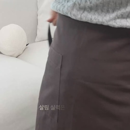 살림 실력은 그대로인데 요령만 늘었어요｜청소템 3종
살림을 그렇게 잘하는 편은 아니에요. 🤍
매일 치워도 먼지는 쌓이고,
닦아놓은 곳엔 금세 얼룩이 생기더라고요.
그런데 살림을 하다 보니
조금씩 나만의 요령이 생기는 것 같아요.
요즘 손이 자주 가는 청소템 3가지!
🧽 스크럽대디 댐프 더스터
선반이나 구석에 쌓인 먼지를 슥슥 닦아주고,
🫧 스카트 유리거울 이지얼룩 청소티슈
수전처럼 얼룩이 신경 쓰이는 곳도 간편하게 닦아주고,
🧺 언더티 극세사행주
유리컵부터 식탁까지 물기를 말끔하게 정리해요.
대단한 살림 비법은 아니지만,
이렇게 하나씩 편한 방법을 알아가는 게
은근히 재미있더라고요.
살림 실력은 그대로여도
요령은 조금씩 늘어가는 중입니다. ☺️
#청소템추천 #살림꿀템 #청소용품 #살림일상 #집안일 #오늘의집 #슈퍼사브작