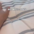 누웠을 때 편안함은 기대 이상이에요. 포켓스프링이라 옆 사람이 뒤척여도 흔들림이 잘 전달 안 되고, 부위별로 받쳐주는 느낌도 좋아요. 다만 높이가 높고 사이즈가 비표준이라, 프레임·커버·부속품을 함께 생각해야 해요. 정품은 잘 맞지만 비싸고, 다른 걸 쓰려면 치수를 일일이 확인해야 하거든요. 아이와 쓰면 높아서 가드도 꼭이고요.

침대 높이·사이즈로 고생한 적 있으세요? 고민 중이면 저장!

#시몬스자스민 #매트리스후기 #포켓스프링 #현명한소비 #콘수프기록집 #뷰티레스트자스민
