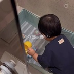 추운 날씨에 목욕이 더 이상 두렵지 않은 이유

아기 있는 집이라 목욕할 때마다 감기 걸릴까 노심초사
그래서 욕실 온풍기를 꼭 설치하고 싶었는데요.

그런데 욕실은 좁고, 타공이 필요한 타일 재질이다 보니
선뜻 설치하기가 망설여지더라고요.

그러다 발견한 에디르 욕실 온풍기!

벽에 설치해서 사용할 수도 있지만,
저처럼 선반 위에 올려두고 사용할 수도 있어서
공간 활용도 좋고 타공 설치가 부담스러웠던 저희집에 딱이었어요🤍
(벽에 무타공, 타공 모두 가능해요!)

✔️ 3초 만에 시작되는 온풍
✔️ 타공 없이 간편하게 사용하는 방식
✔️ IP24 방수 등급
✔️ 송풍 모드로 욕실 습기 제거에 도움
✔️ 인체감지 모드로 따뜻한 바람을 편리하게

추운 날 아기 목욕시킬 때마다 욕실 온도 때문에 걱정이었다면,
이제 에디르 욕실 온풍기로
조금 더 따뜻하고 편안한 목욕 시간을 준비해 보세요 🛁✨

#욕실온풍기 #아기가사는집 #온풍기 #온풍기추천 #아기있는집 #겨울육아템 #오늘의우리집 #콘수프기록집 