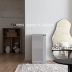 공기청정기도 이제는
성능만큼 우리 집 공간에 어떻게 어우러지는지도
보게 되는 것 같아요🫶🏻

요즘 사용하고 있는 현대큐밍 딜라이트 에어는 
깔끔한 디자인과 감도 높은 있는 컬러는 물론
생활 환경과 공간에 맞춰 선택하고 조합할 수 있는
커스텀 공기 솔루션이라는 점이 특히 마음에 들었어요.

23평형 제품은 바퀴가 적용되어 있어 
필요한 공간으로 가볍게 옮겨 사용할 수 있고
라이브 뷰 디스플레이와 6가지 운전 모드로 
그날의 상황에 맞게 사용할 수 있어요👍

여기에 3중 필터 시스템으로 극초미세먼지를
99.999% 제거해주고 펫 환경을 위한 펫 필터까지
선택할 수 있어 공기 청정 성능도 든든하고요

내부 팬커버와 팬까지 분리해 세척할 수 있고
QR코드를 통해 필터 교체와 분리 세척 방법도
확인할 수 있어 셀프 관리가 간편한 점도 만족🧸

저녁에는 하단의 무드 라이팅 시스템을 켜두면 
공기청정기 하나로 공간 분위기까지 은은하게

디자인도, 성능도, 기능도
내 생활에 맞게 커스텀하고 싶다면
현대큐밍 딜라이트 에어랍니다

#스윗듀홈 #예쁜템최고야 #콘수프기록집 #현대큐밍 #큐밍 #딜라이트에어 #공기청정기 #인테리어