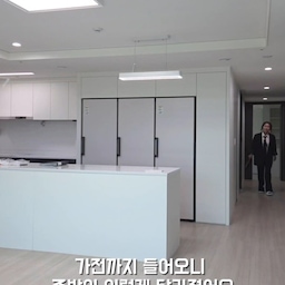 울산 신축아파트 주방 리폼 | 나인디자인 시공 후기🏠
입주 전 신축아파트에서 필요한 부분만 리폼했어요.
처음에는 대면형 주방까지 고민했지만, 기존 싱크대 위치에서도 거실 쪽 뷰가 탁 트여 있어서 신축 주방을 전부 철거하기보다는 기존 구조를 최대한 살리는 방향으로 결정했어요.
가장 크게 바꾼 곳은 냉장고장과 아일랜드예요.
기존 냉장고장을 철거한 뒤 냉장고 위에는 수납장을 새로 제작하고, 냉장고 옆 좁은 공간에는 레일 수납장을 만들어 자투리 공간까지 활용했어요.
기존 1900이었던 아일랜드는 3000까지 통으로 확장했어요. 길이가 늘어난 만큼 조리 공간이 넓어졌고 하부 수납공간도 훨씬 여유로워졌어요. 식기세척기와 인덕션 자리도 사용할 가전에 맞춰 타공했습니다.
세탁실은 세탁기와 건조기를 병렬로 놓을 수 있도록 상판을 제작하고 시스템 건조대도 설치했어요. 기존 팬트리 공간은 드레스룸으로 변경했고요.
울산에서 리폼 업체를 찾으면서 여러 업체에 직접 견적을 받아 비교한 뒤 나인디자인에서 시공했어요.
주방 + 세탁실 + 드레스룸 리폼 비용은 총 220만원 들었습니다.
제가 진행한 당시의 시공 내용과 비용이고, 집 구조나 시공 범위, 자재 등에 따라 견적은 달라질 수 있어요.
전체 인테리어가 아니라 신축의 기존 구조를 살리면서 필요한 부분만 바꾸고 싶은 분들께 참고가 되었으면 좋겠어요🤍
다음에는 팬트리에서 드레스룸으로 바뀐 공간도 자세히 기록해볼게요.
#울산인테리어 #나인디자인 #울산아파트인테리어 #신축아파트리폼 #주방리폼 #집꾸미기 #화이트인테리어 #주방인테리어 #화이트인테리어 #홈스타일링 