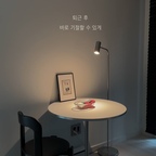 침구 교체의 날…! 🛏️
한 달에 한 번은 꼭 세탁해 주고 있는데요
벌써 시월 중순이라.. 싹 교체해 주었어요.

라크 선반이 취미방으로 옮겨가면서
침실에 원형 테이블을 놓아보았는데
뭔가 어색한 듯싶다가도 나름 괜찮더라고요? ㅎㅎ

바스락 이불은 잠시 보내주고
포근하고 보들보들한 침구로 교체해 주었어요 ☁️

#우리집침실 #침실인테리어 #침실구조 #가을침구 #알러지케어이불 #콘스프기록집 