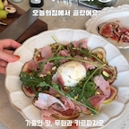 제가 홈파티 때마다 꺼내 쓰는 최애 접시, 오늘의집에서 고른 코스타노바 올리바 디너접시 29cm예요.
빈티지한 테두리 라인이 예뻐서 어떤 음식을 툭 올려도 근사한 테이블이 완성되거든요. 오늘은 달콤한 무화과에 부라타 치즈, 잠봉을 더해 가을 한 접시를 차려보았어요. 🍷
📌 오늘의집 식탁위예술 기획전이 10/12에 시작돼요!
눈여겨보던 감성 테이블웨어가 있다면 이번 기회에 꼭 둘러보세요. ✨
[간단 레시피]
무화과 슬라이스 ➔ 살짝 으깨기 ➔ 부라타 치즈 & 루꼴라 & 잠봉 올리기 ➔ 말돈 소금, 올리브오일, 피스타치오 뿌려 완성! 🍂
#식탁위예술 #오늘의집 #오늘의집세일 #코스타노바올리바디너접시 #식탁위예술 
#예쁜그릇자랑 