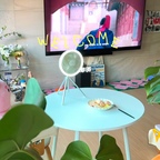 #예쁜템최고야  #예쁜템 #포토존 🫧

좋아하는 것들로 채워가는 우리 집🤍

TV 앞에서 보내는 여유로운 시간,
제철 과일과 맛있는 한 끼,
그리고 애정하는 나만의 공간들.

오늘도 집에서 소소하게 행복 충전 🤍